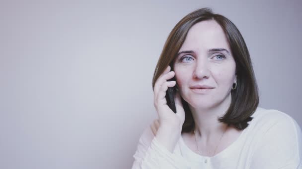 Estilo de vida. Senhora. Mulher de meia-idade muito sorridente falando ao telefone — Vídeo de Stock