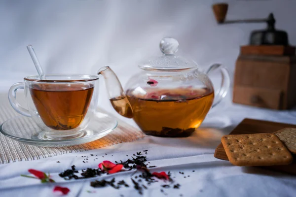 Στυλ ζωής. τσαγιέρα και φλιτζάνι τσάι με μια ισχυρή, φρέσκο χερόμυλο κροτίδες στο τραπέζι — Φωτογραφία Αρχείου