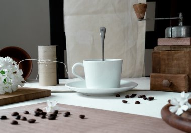 rustik natürmort. kahve fincan, el yapımı ahşap öğütücü, beyaz phlox çiçekler, mektup. Vintage