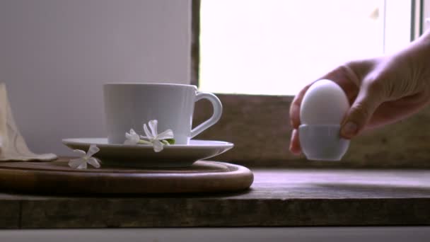 Rustik natürmort. Kahvaltı. kadın el masaya tavuk ve bıldırcın yumurtası koyar — Stok video