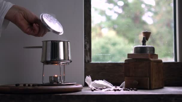 Rustikales Stillleben. Kaffee zubereiten. Frauenhand mischt heißes Wasser in den Eimer — Stockvideo