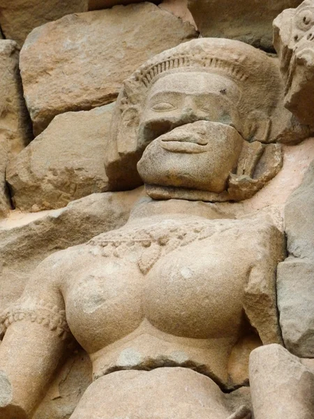 Bas-Relief no templo Ta Phrom mostrando um Apsara quebrado — Fotografia de Stock