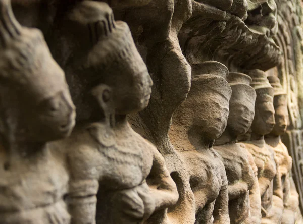 Relief på Ta Phrom templet visar en rad med anhängare — Stockfoto