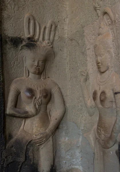 Relief på Angkor Wat visar två Apsaras — Stockfoto