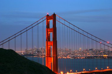 Golden Gage Köprüsü geceleri