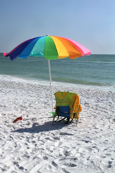 Paraguas de playa colorido en la playa de arena blanca — Foto de Stock