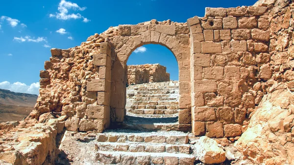 Quebrou a porta de entrada para as ruínas da fortaleza de Masada — Fotografia de Stock