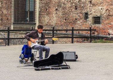 Milan, İtalya - 29 Eylül 2015: Castello Sforzesco, Milano, İtalya için girişte gitar çalmak sokak müzisyen