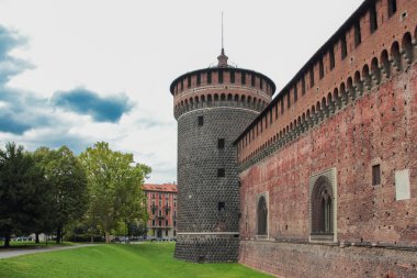 Kale duvarı ve Sforzesco Castle bir köşe Kulesi parçası
