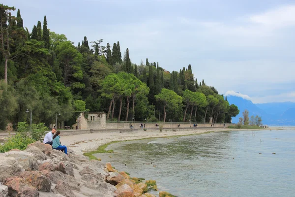 Sirmione, Italy: Oktober 01 2015: strandpromenaden nära Scaliger slottet i staden Sirmione, Italien — Stockfoto