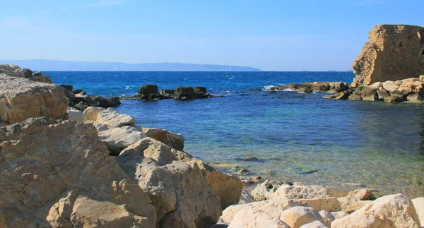 Weergave van de overblijfselen van de vesting muur en de baai van Haifa van de oude Akko — Stockfoto