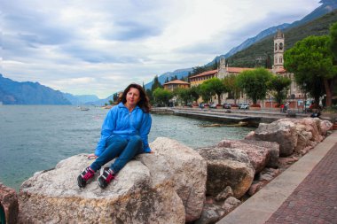 Bir taş at yakınındaki Castelletto, Garda Gölü kıyısında İtalya oturan kadın