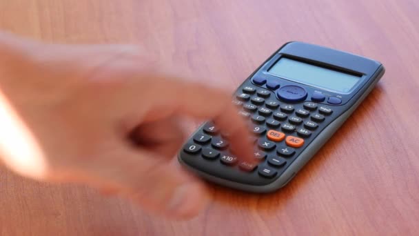 Mano usando calculadora — Vídeos de Stock