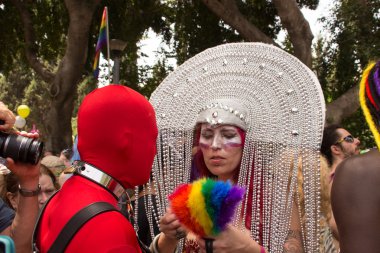 Diğer insanlarla çevrili gurur geçit üyeleri