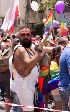 Gurur geçit töreni pozlar fotoğrafçı için üyeleri