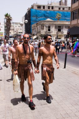 Diğer insanlarla çevrili gurur geçit üyeleri