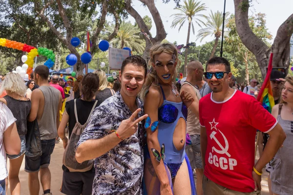 Gurur geçit töreni pozlar fotoğrafçı için üyeleri