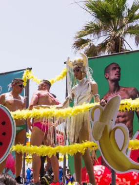 Gurur geçit töreni pozlar fotoğrafçı için üyeleri