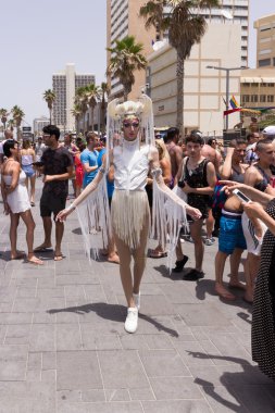 Gurur geçit töreni pozlar fotoğrafçı için üyeleri