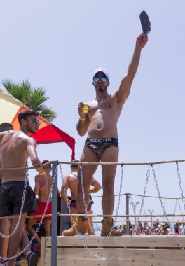 Gurur geçit töreni pozlar fotoğrafçı için üyeleri