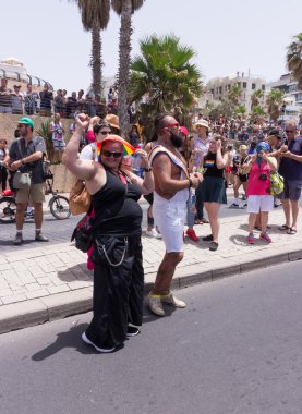 Gurur geçit töreni pozlar fotoğrafçı için üyeleri