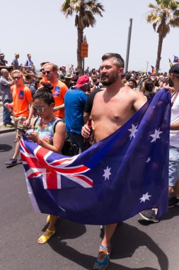 Diğer insanlarla çevrili gurur geçit üyeleri