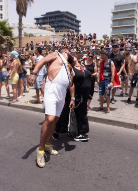 Gurur geçit töreni pozlar fotoğrafçı için üyeleri