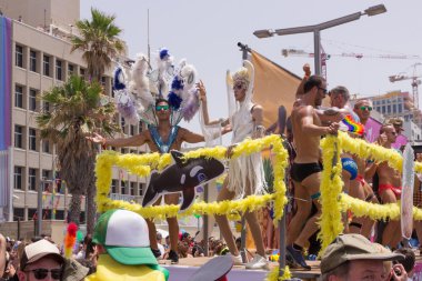 Diğer insanlarla çevrili gurur geçit üyeleri