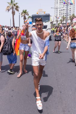 Gurur geçit töreni pozlar fotoğrafçı için üyeleri