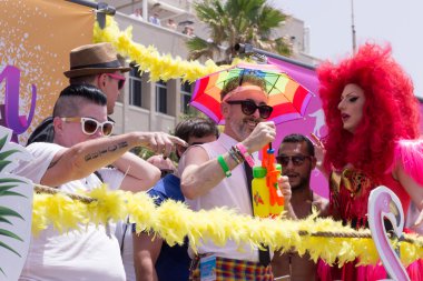 Diğer insanlarla çevrili gurur geçit üyeleri