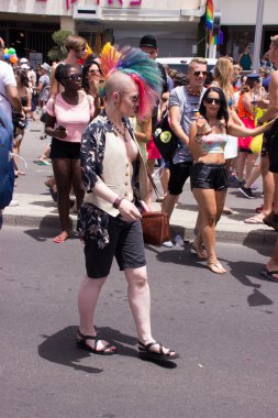 Diğer insanlarla çevrili gurur geçit üyeleri