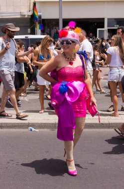 Gurur geçit töreni pozlar fotoğrafçı için üyeleri