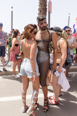 Gurur geçit töreni pozlar fotoğrafçı için üyeleri