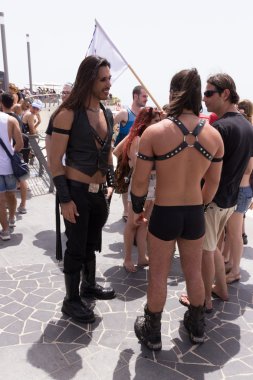 Diğer insanlarla çevrili gurur geçit üyeleri