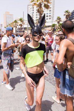 Diğer insanlarla çevrili gurur geçit üyeleri