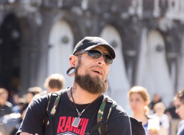 Adam Dogee Sarayı'nda seyir büyük Küpeli