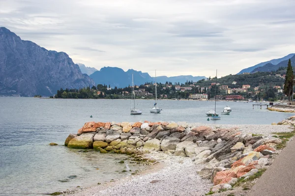 Yates en la bahía cerca de la ciudad Castelletto en el lago de Garda — Foto de Stock