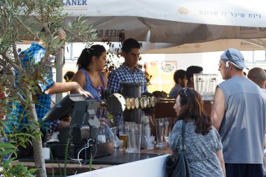 Satıcı yıllık bira festiv Festivali'nde konuğu ile iletişim kurar