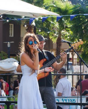 Yıllık Bira Festivali müzik grubunun performans