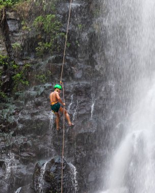 Qatsrin, İsrail, Eylül 05, 2020: Kaya tırmanışı yapan bir atlet, İsrail 'in kuzeyindeki Golan Tepeleri' ndeki Jelabun deresi yakınlarındaki bir dağdan şelaleden aşağı iner..