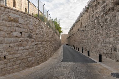 Kudüs, İsrail, 24 Ekim 2020: Ermeni Ataerkil Caddesi eski Kudüs kentindeki Zion Kapısı 'na giden Ermeni Mahallesi