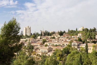 Eski şehrin surlarından Kudüs 'ün Mishkenot Sheanim bölgesinin Kudüs, İsrail' e manzarası