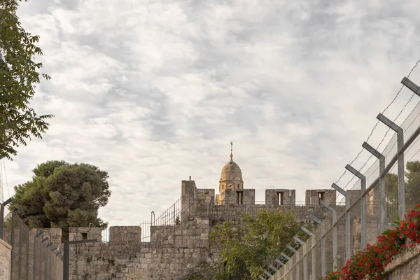 イスラエル エルサレム2020年10月24日 アルメニア総主教街がアルメニア人街を通り イスラエル エルサレム旧市街にあるダビデ王墓の最上階 — ストック写真