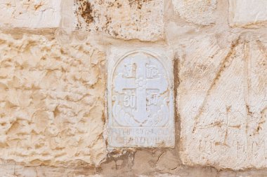 İsrail 'in başkenti Kudüs' teki Ermeni mahallesindeki Kiva Hanedanı 'nın topraklarında bir Hristiyan haçı tasvir edilişi.