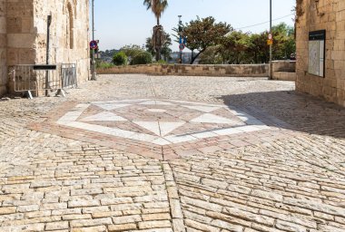 Kudüs, İsrail, 24 Ekim 2020: Magen David - altı köşeli bir yıldız - İsrail 'in Kudüs kentindeki Zion Kapısı' nın önündeki meydanda Yahudilerin bir sembolü.