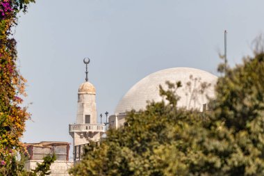 Hurva Sinagogu ve Halife Ömer camiinin üst kısımları İsrail 'in eski Kudüs kentindeki Yahudi Mahallesi' nde bulunmaktadır.