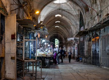 Kudüs, İsrail, 24 Ekim 2020: İsrail 'in eski Kudüs kentinin Müslüman kesimindeki Suq El Qatanin Caddesi' nde az sayıda açık küçük dükkandan alışveriş yapan insan var