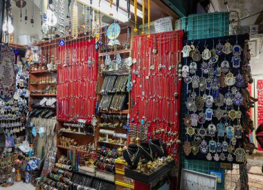 Kudüs, İsrail, 14 Kasım 2020: İsrail 'in eski Kudüs kentinin Hristiyan kesimindeki Muristan ilçesindeki doğu pazarındaki hediyelik eşya dükkanı