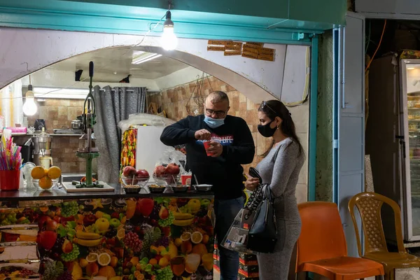 Gerusalemme Israele Novembre 2020 Venditore Ambulante Succhi Freschi Prepara Succo — Foto Stock