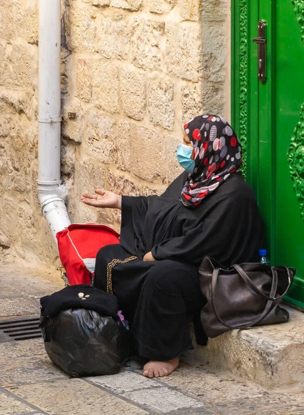 Jerozolima Izrael Października 2020 Starsza Arabska Muzułmanka Siedząca Ulicy Beit — Zdjęcie stockowe